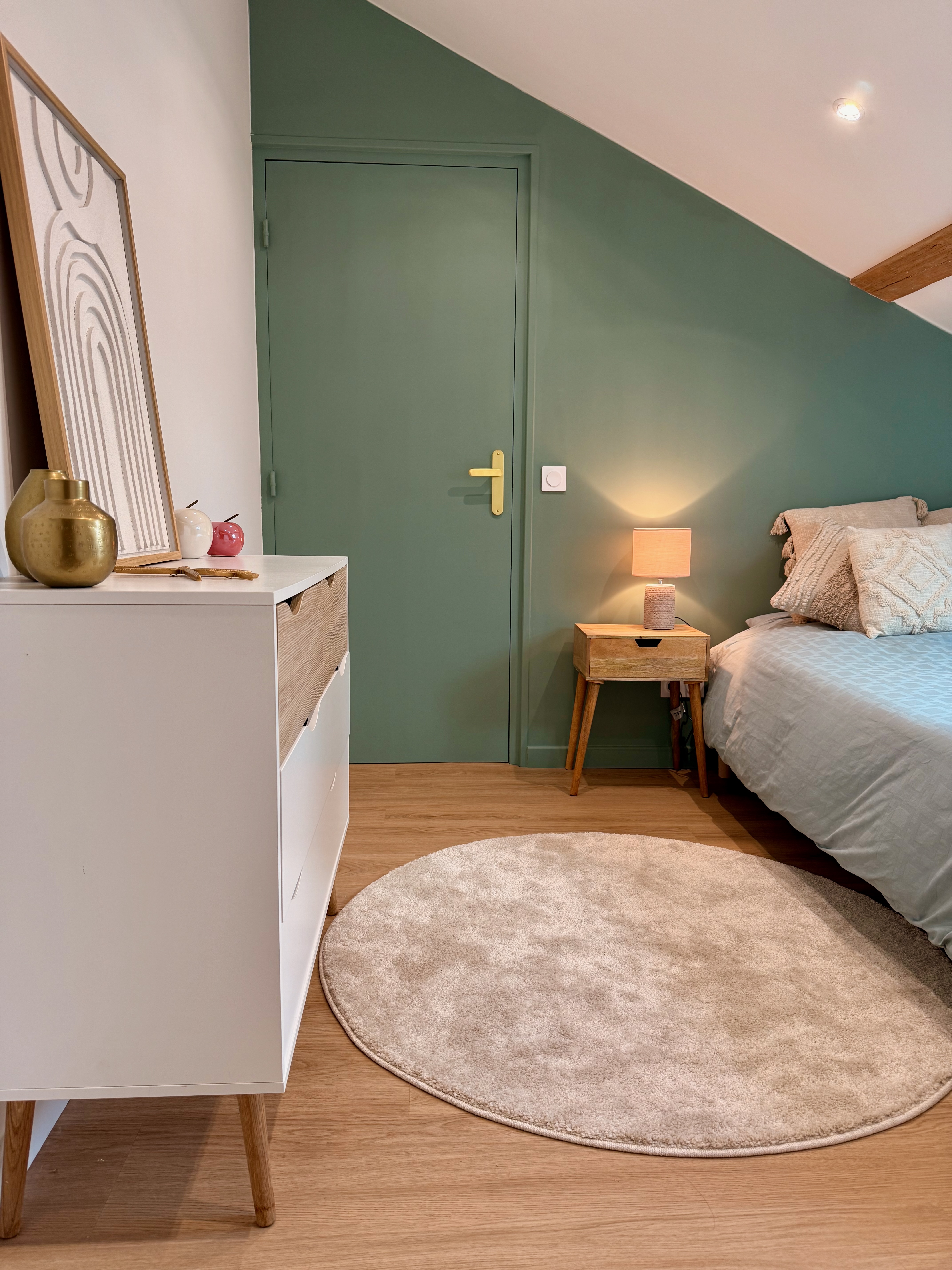 Seconde vue de la chambre avec commode et décoration soignée