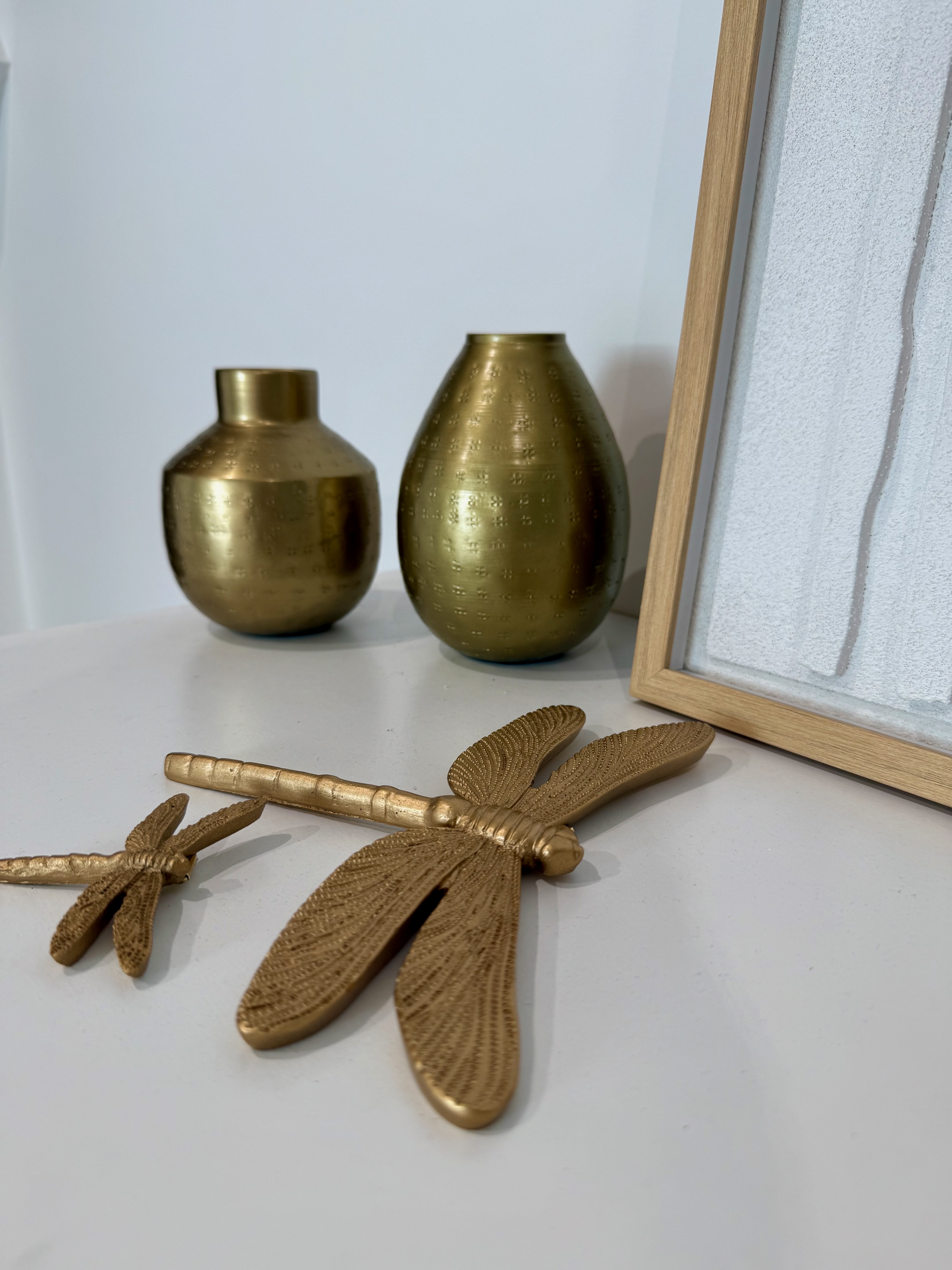 Décoration dorée : vases et libellules artisanales
