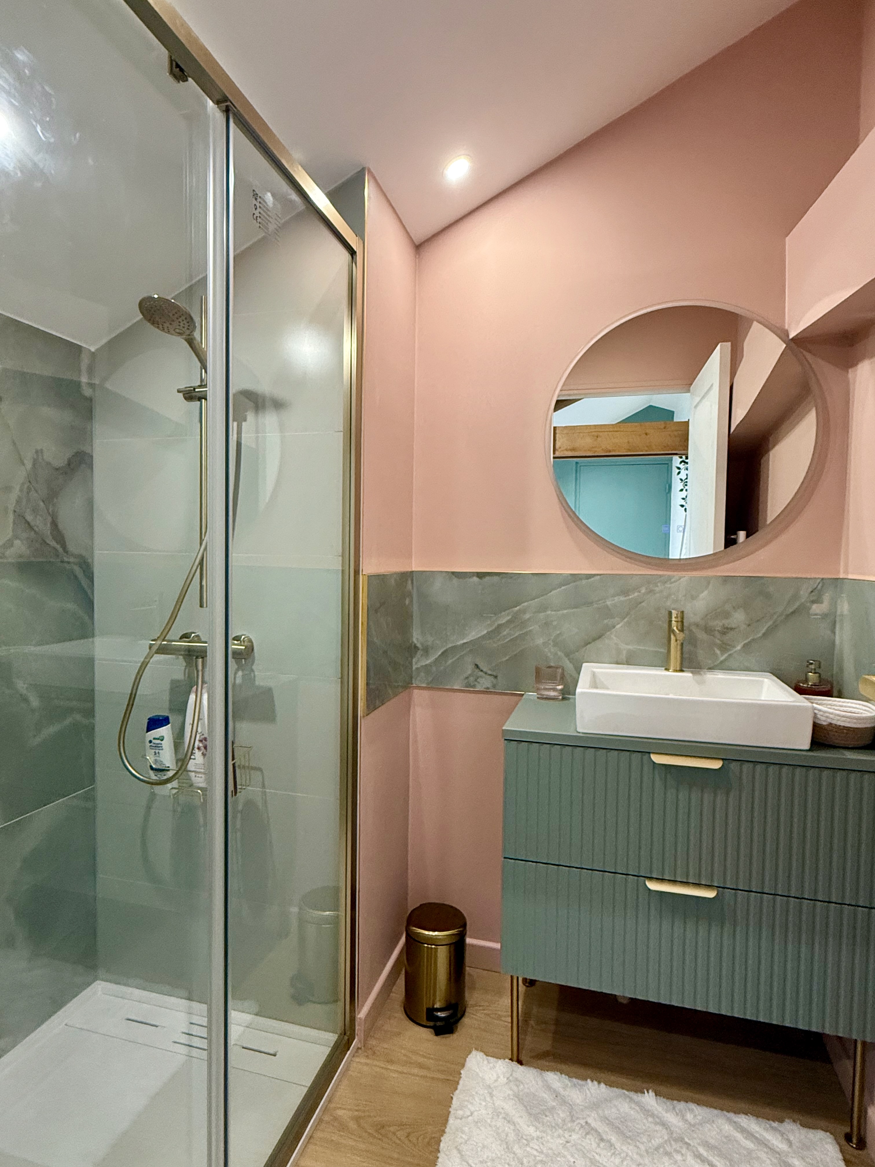 Salle de bain moderne rose et vert avec douche à l'italienne